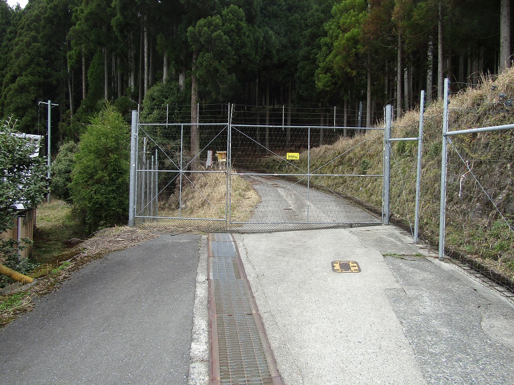 林道入り口、防獣ゲート