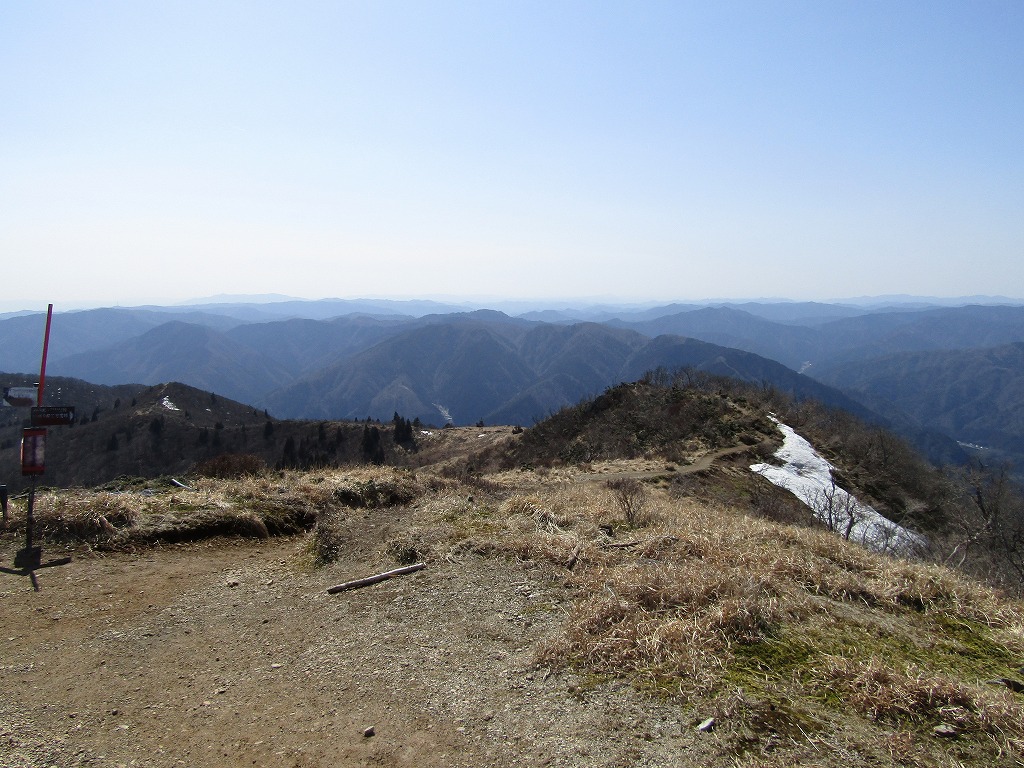 武奈ヶ岳手前の小ピークから峰床山方面