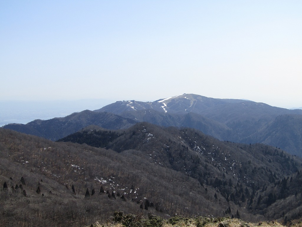 武奈ヶ岳手前の小ピークから蓬莱山方面