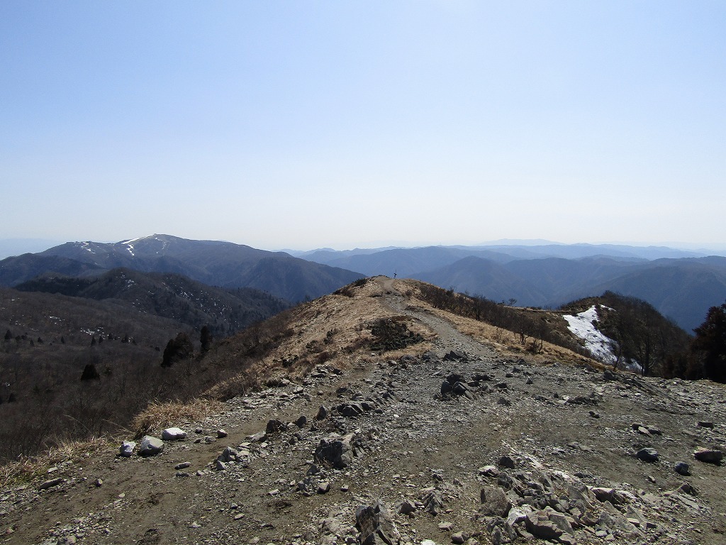 武奈ヶ岳山頂から手前の小ピーク
