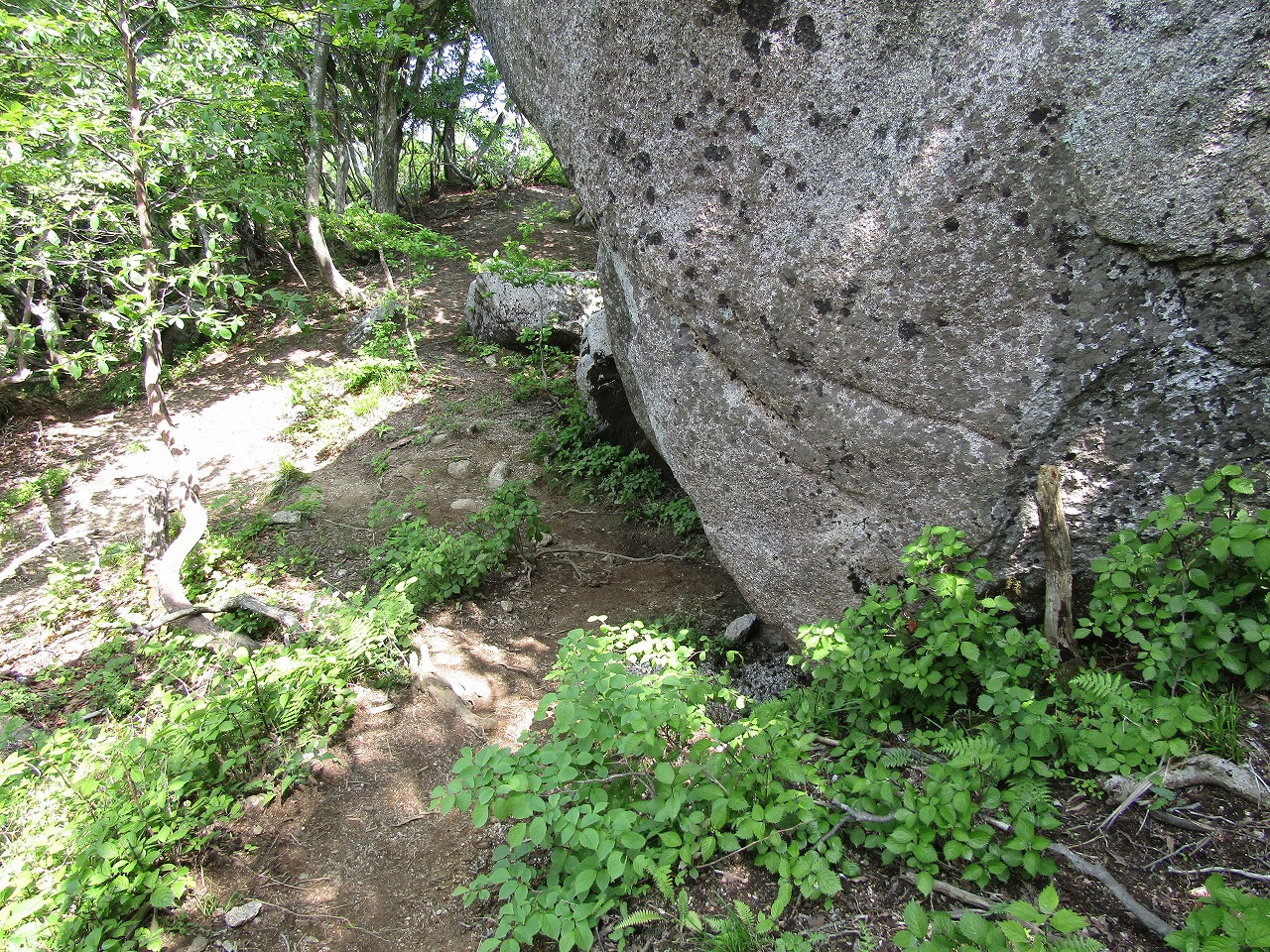 烏谷山へ向かう途中の巨岩