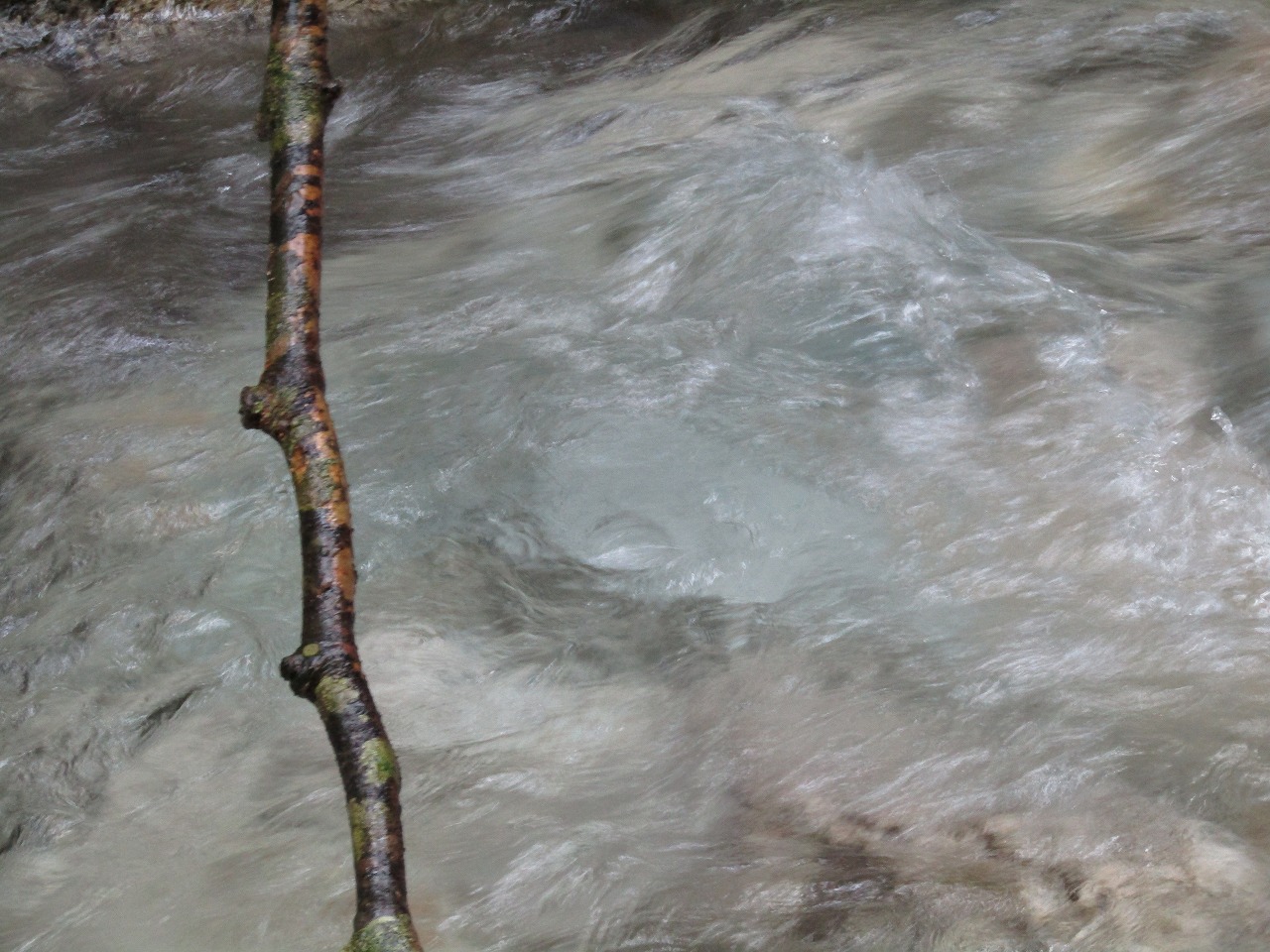 神爾の滝の滝壺から流れる清流