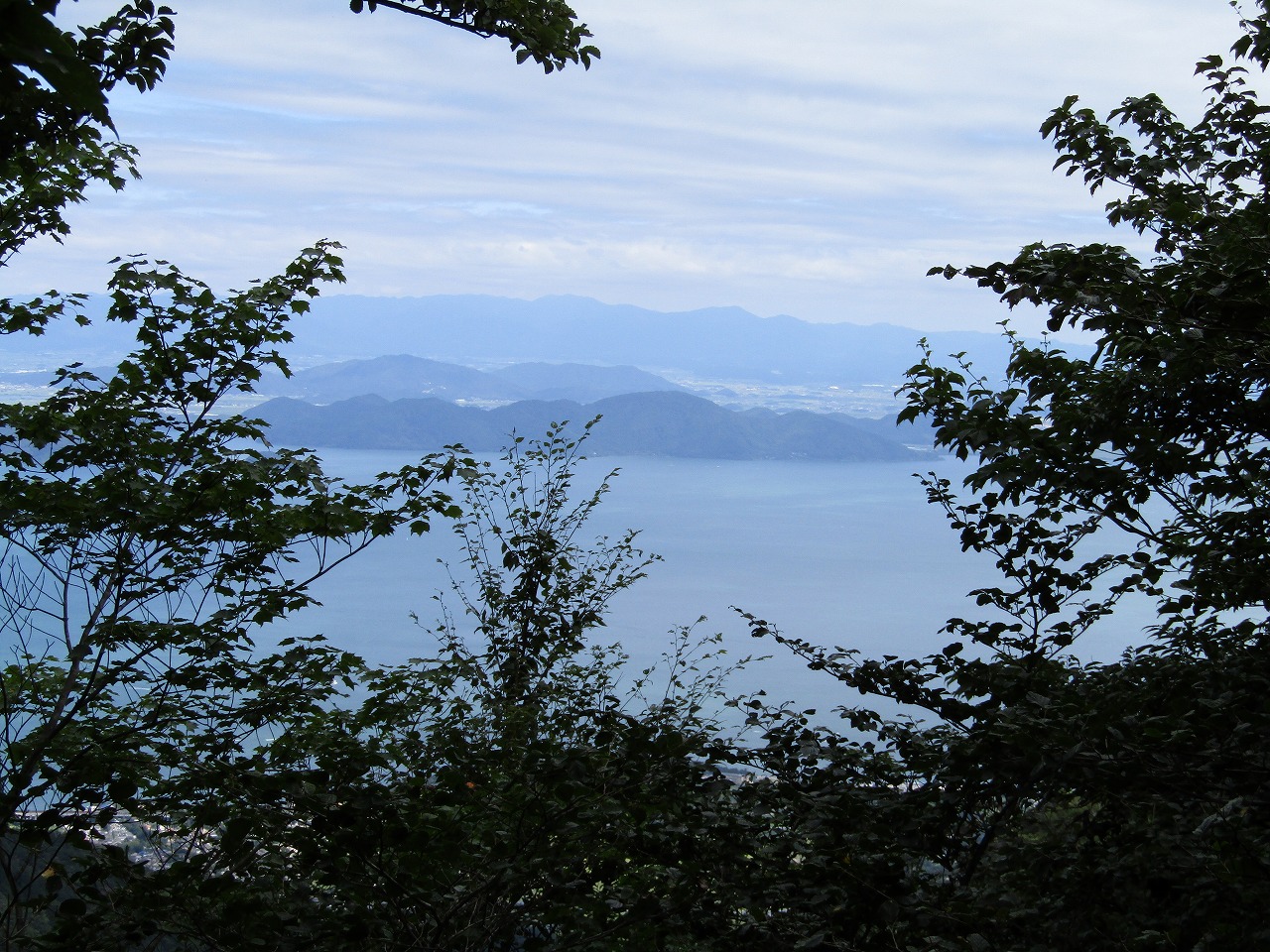 尾根沿いの道から琵琶湖